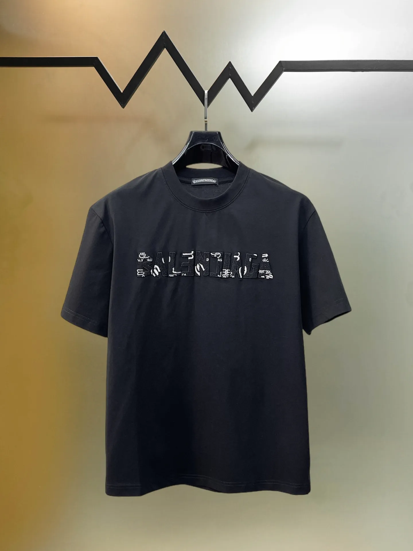 Balenciaga's high-end top-quality products 🐮2026 Spring and Summer New Arrival first counter, the latest New Arrival short-sleeved round neck T-shirt, Premium customized design, avant-garde and fashionable! Brand logo heavy craftsmanship design Premium customized 260g fabric. Soft to the touch. Comfortable to wear. Counter-level exquisite stitching. Fine workmanship. The upper body effect is incomparably handsome! A must-have item for men and women with the same style! Sizes: S~XXL When placing an order, please state your height and weight. The maximum wearing size is 210 pounds (one size larger)